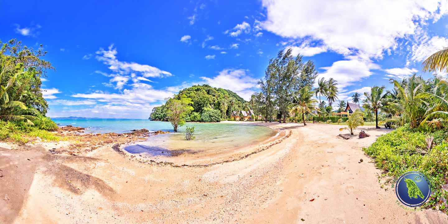 Halfmoon Beach in der Klong Son Bucht auf Koh Chang