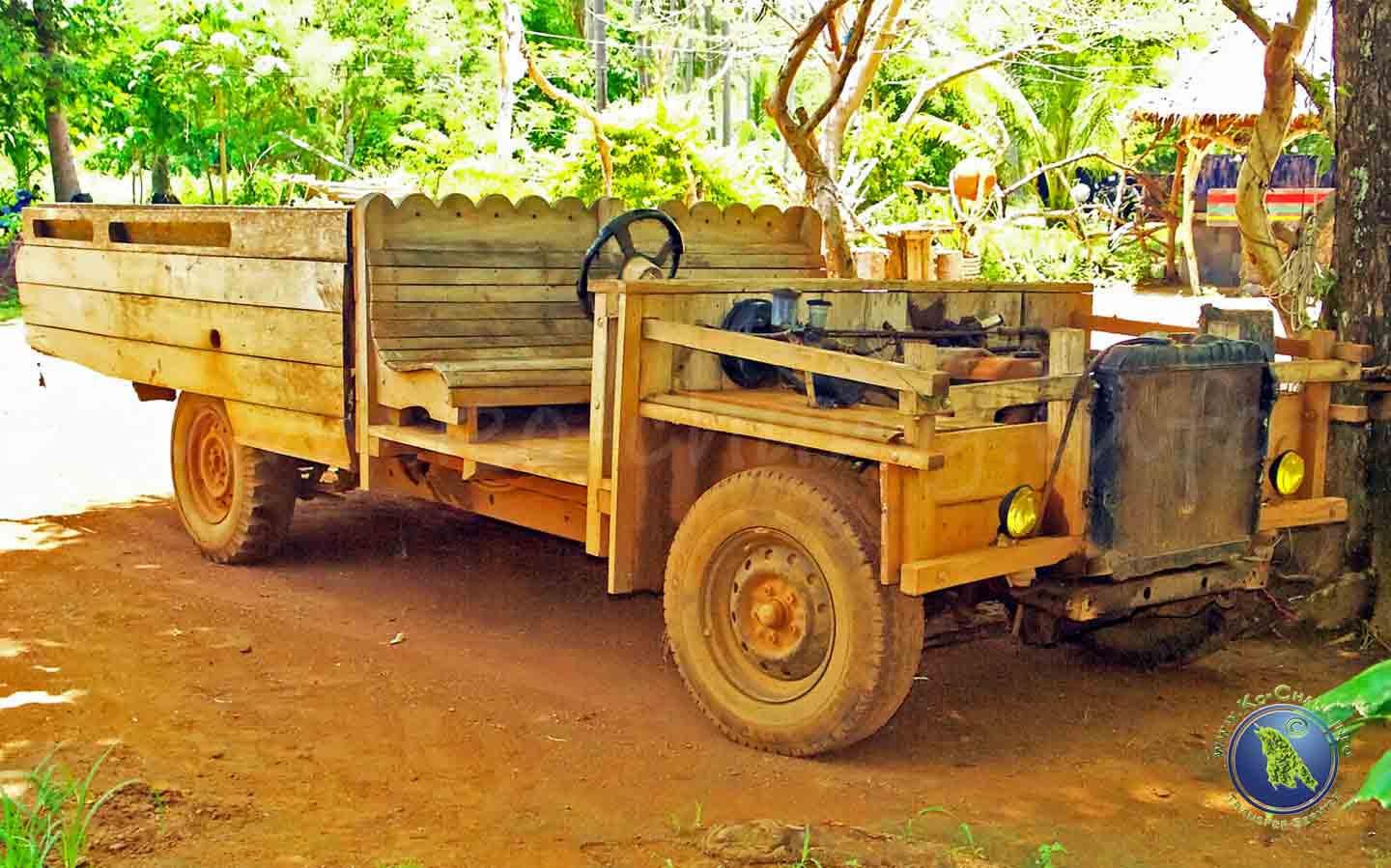 Holzauto auf Koh Maak in Thailand