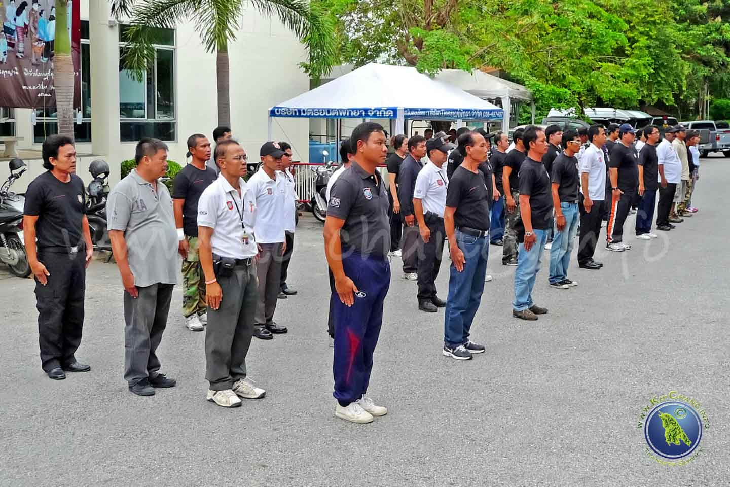 Touristen-Polizei beim Drill in Thailand