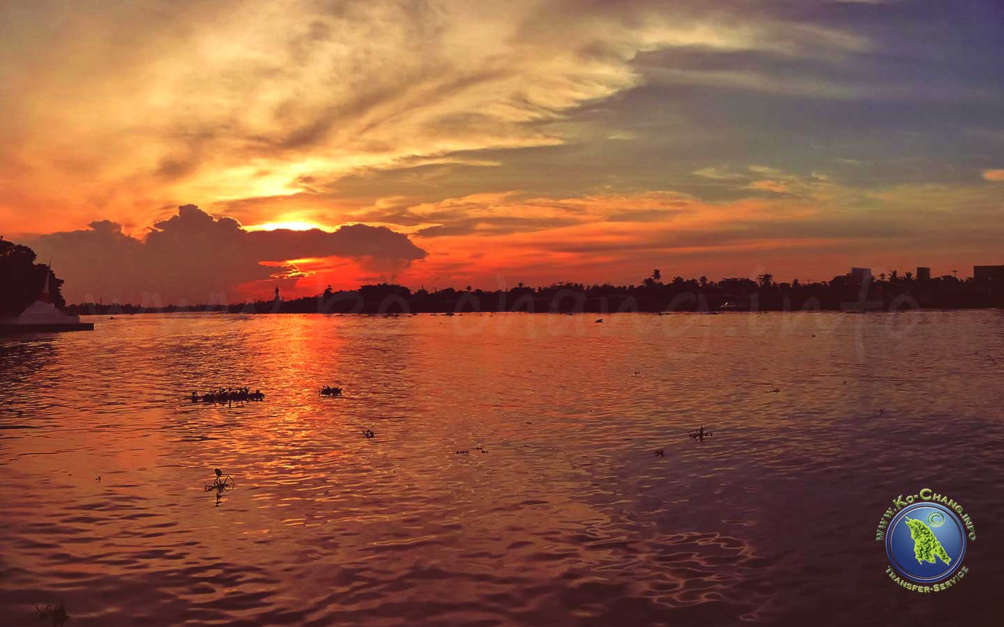 Sonnenuntergang am Chao Phraya in Bangkok, Thailand